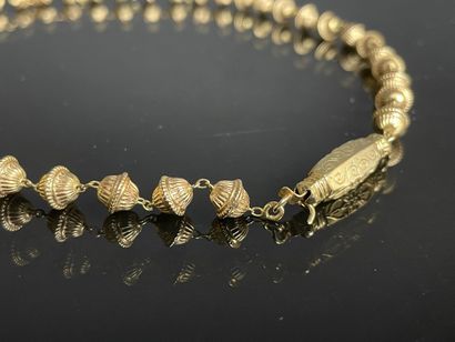 Collier ras de cou, ponctué de perles façon...