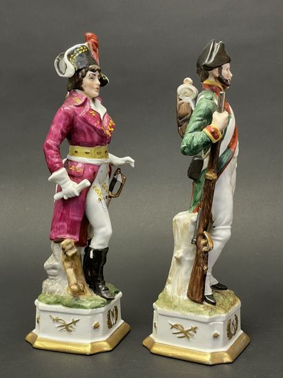 Deux figurines en porcelaine émaillée polychrome....