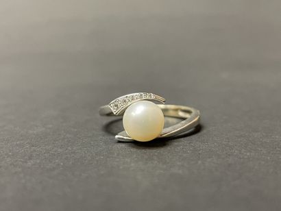 Bague en or gris, sertie d'une perle de culture...
