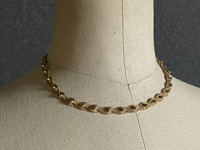 Collier en or, maille torsadée ponctuée.
Or...