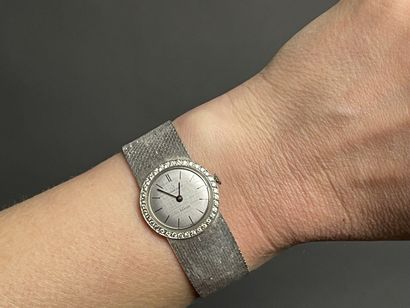 Montre en or gris , cadran serti de diamants.
Or...