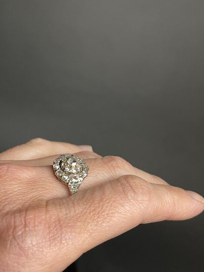 Bague marguerie en or et pavage de diamants...