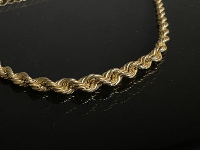 Collier maille torsadée en chute.
Or 750°/00.
L:...