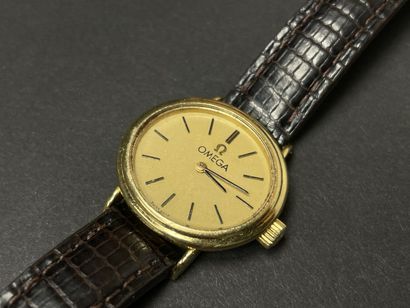 OMEGA Montre de dame, cadran ovale en or.
Or...