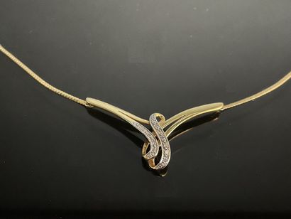 Collier en or, au centre, volute rigide sertie...