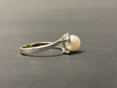 Bague en or gris, sertie d'une perle de culture...