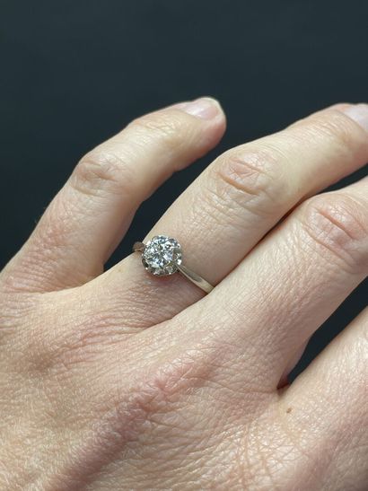 Solitaire en platine, serti d'un diamant...