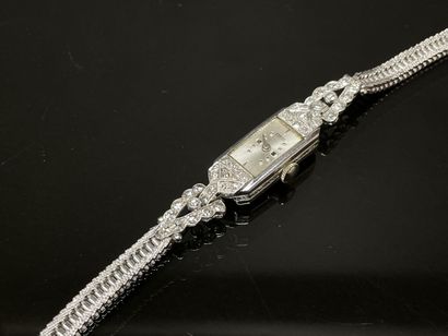 Montre de dame en or, pavage de petits diamants.
Art...