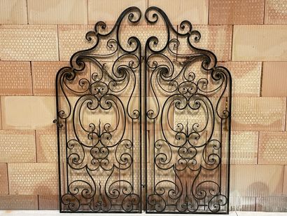 Paire de grilles d'intérieur en fer forgé,...