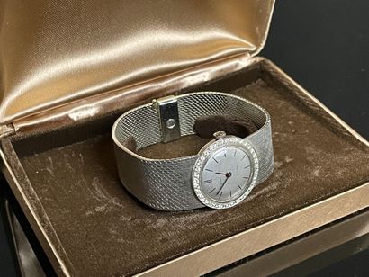 Montre en or gris , cadran serti de diamants.
Or...