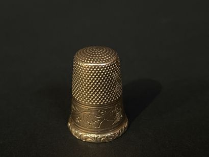 Dé en or. 
Or 750°/00.
H. :2,2 cm. 
Poids:...