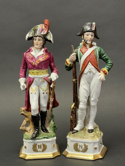 Deux figurines en porcelaine émaillée polychrome....