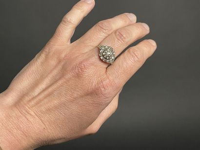 Bague marguerie en or et pavage de diamants...