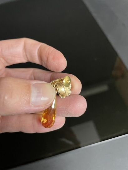 Paire de pendants d'oreille en or et citrine...