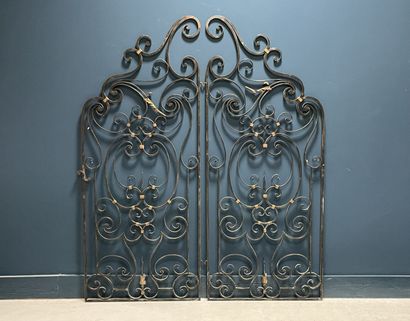 Paire de grilles d'intérieur en fer forgé,...