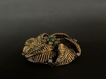 Broche ronde en or jaune, émeraude centrale...