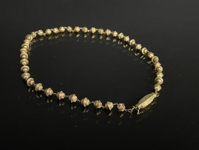 Collier ras de cou, ponctué de perles façon...