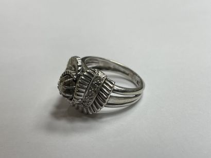 Bague en or gris sertie de petits diamants.
Or...