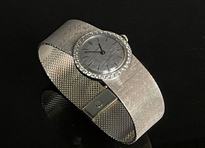 Montre en or gris , cadran serti de diamants.
Or...