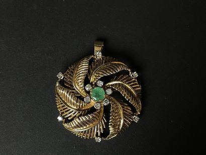 Broche ronde en or jaune, émeraude centrale...