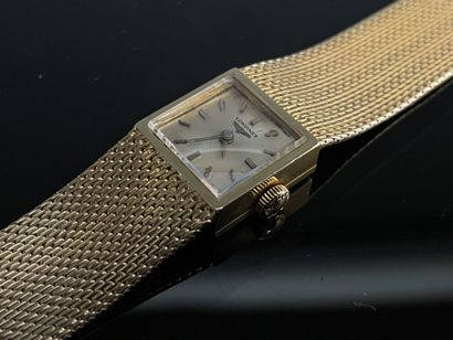 LONGINES Montre de dame en or , cadran carré.
Or...