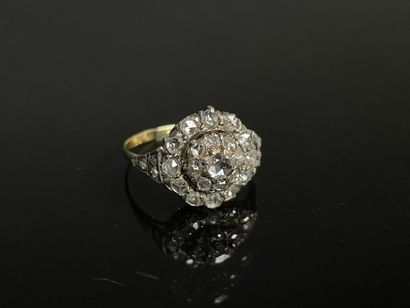 Bague marguerie en or et pavage de diamants...