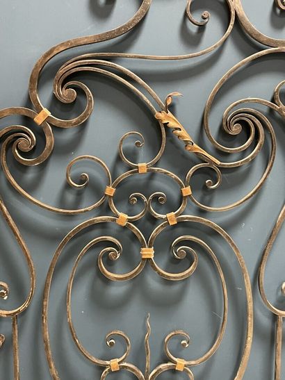Paire de grilles d'intérieur en fer forgé,...