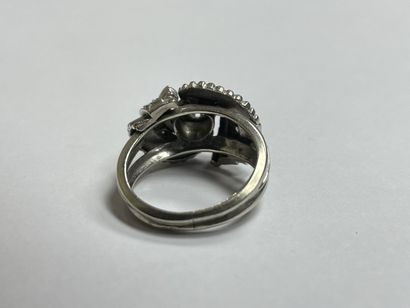 Bague en or gris sertie de petits diamants.
Or...