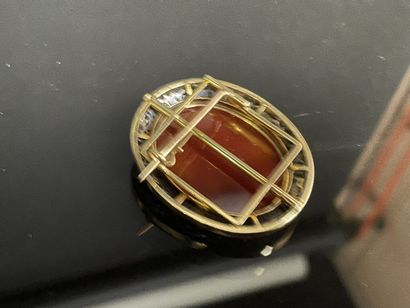 Broche en or sertie d'un camée en agate,...