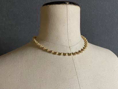 Collier ras de cou, ponctué de perles façon...