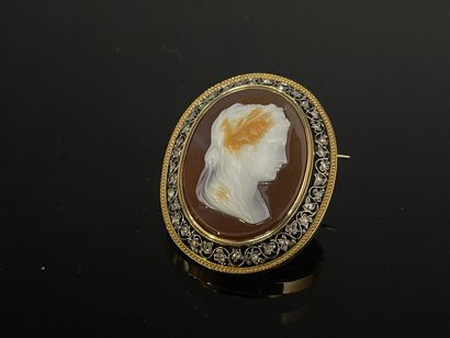 Broche en or sertie d'un camée en agate,...