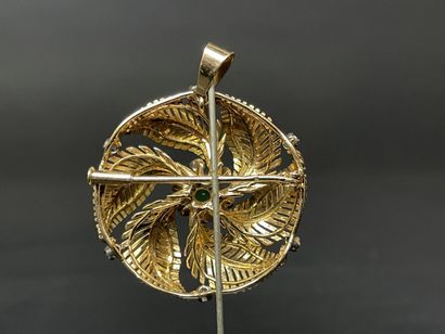 Broche ronde en or jaune, émeraude centrale...