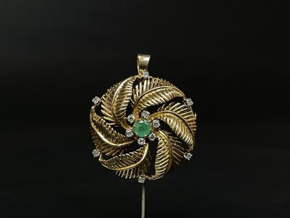 Broche ronde en or jaune, émeraude centrale...