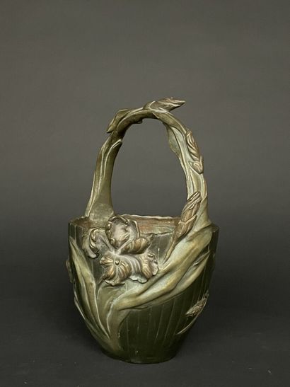 Alexandre VIBERT (1847-1909). 
Panier à décor...