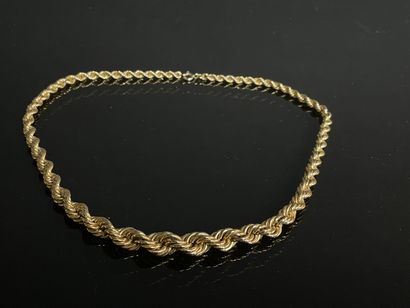 Collier maille torsadée en chute.
Or 750°/00.
L:...