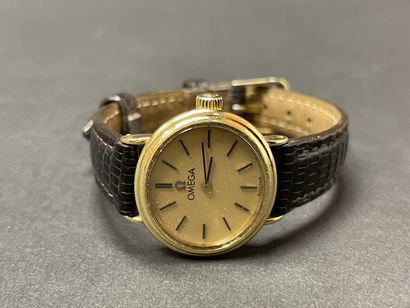 OMEGA Montre de dame, cadran ovale en or.
Or...