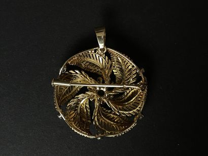 Broche ronde en or jaune, émeraude centrale...
