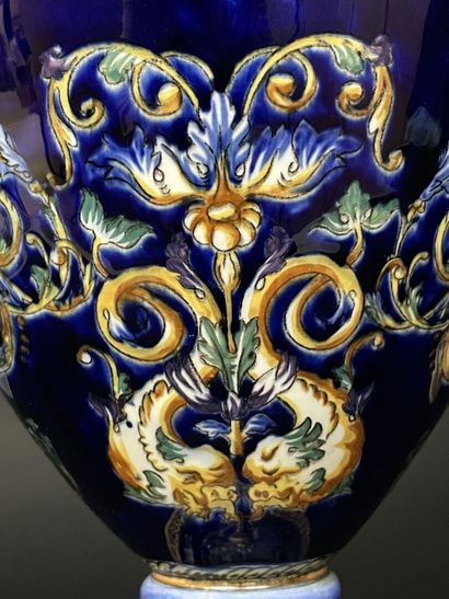 GIEN Milieu XX°
Paire de grands vases à anses...