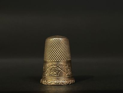 Dé en or. 
Or 750°/00.
H. :2,2 cm. 
Poids:...