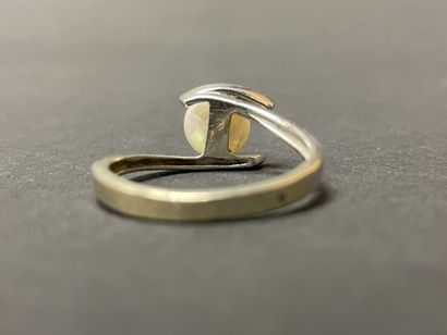 Bague en or gris, sertie d'une perle de culture...