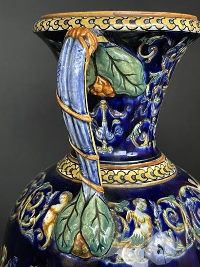 GIEN Milieu XX°
Paire de grands vases à anses...