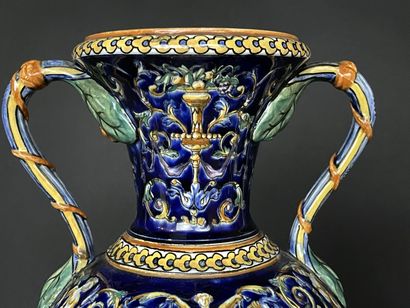 GIEN Milieu XX°
Paire de grands vases à anses...