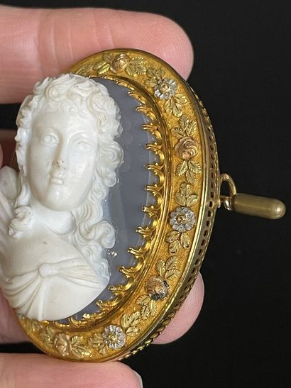 Importante broche en or, sertie d'un camée...