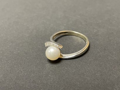 Bague en or gris, sertie d'une perle de culture...