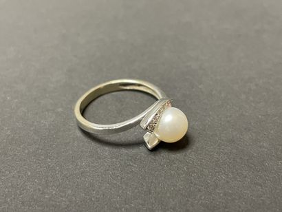 Bague en or gris, sertie d'une perle de culture...