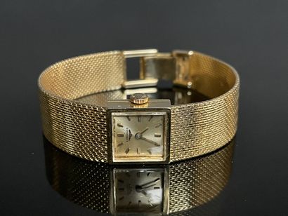 LONGINES Montre de dame en or , cadran carré.
Or...