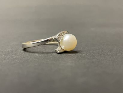 Bague en or gris, sertie d'une perle de culture...
