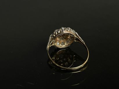 Bague marguerie en or et pavage de diamants...