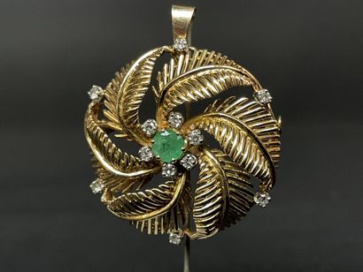 Broche ronde en or jaune, émeraude centrale...