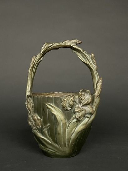 Alexandre VIBERT (1847-1909). 
Panier à décor...